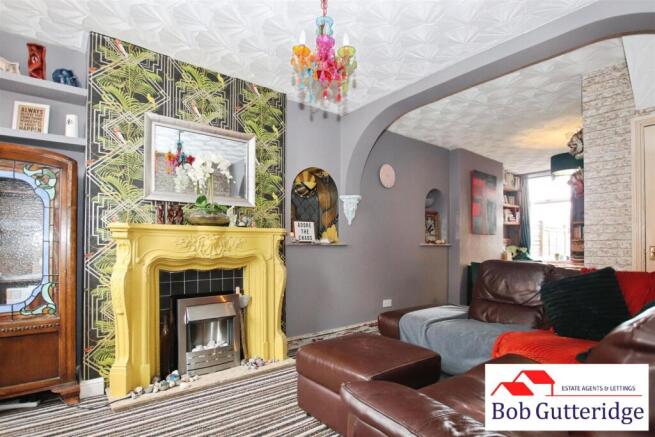 OPEN PLAN LOUNGE / DINING ROOM