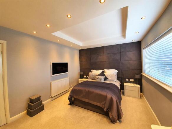 4 Chatsworth Crescent - master bedroom1.jpg