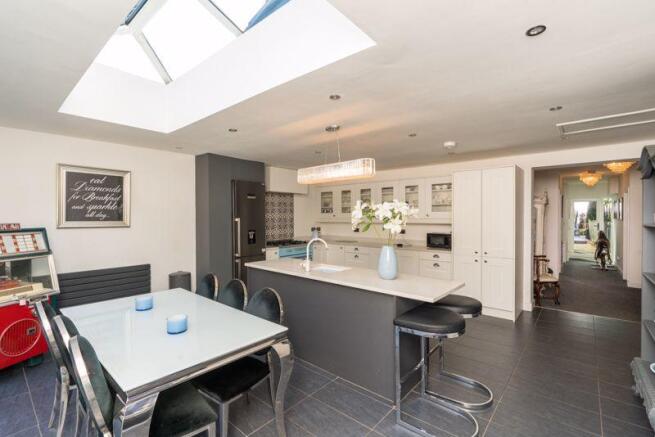 DINING KITCHEN WITH LANTERN ROOF
