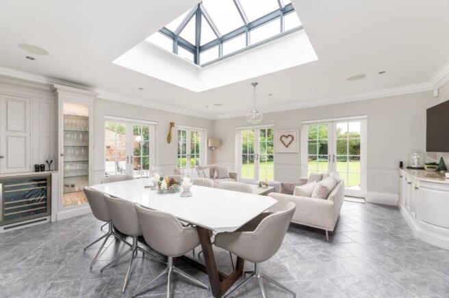 5 bed Semi-Detached for sale Image 6