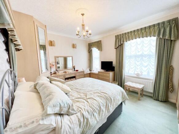 Bedroom 1 pic 1.jpg