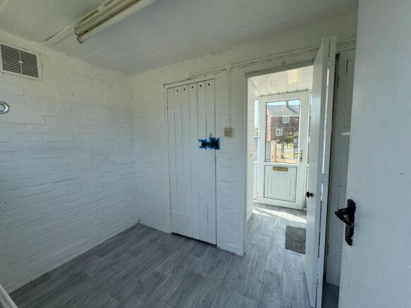 2 bed Semi-Detached to rent Image 11