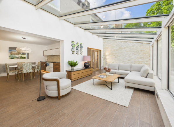 5 bed Detached for sale Image 7