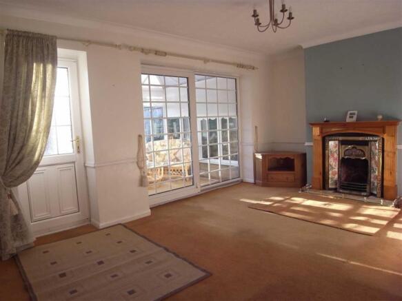 LIVING/DINING ROOM