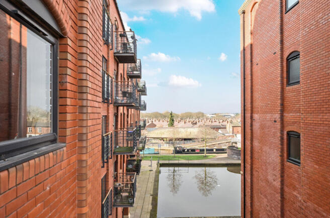 1418653-4-699ecee...