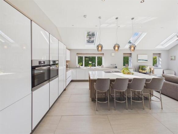 5 bed Detached for sale Image 12