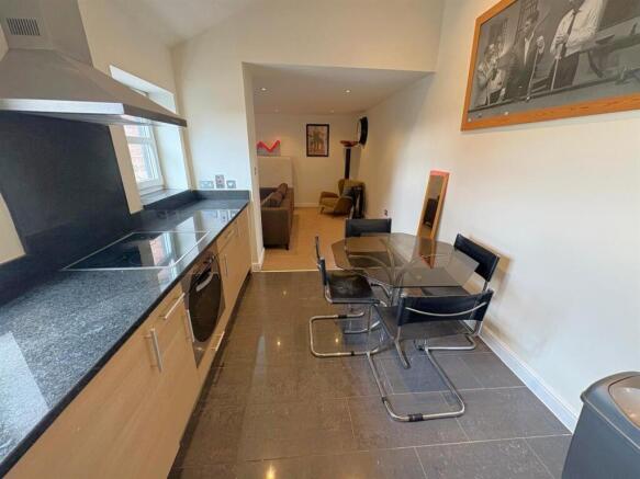 Kitchen 2.jpeg