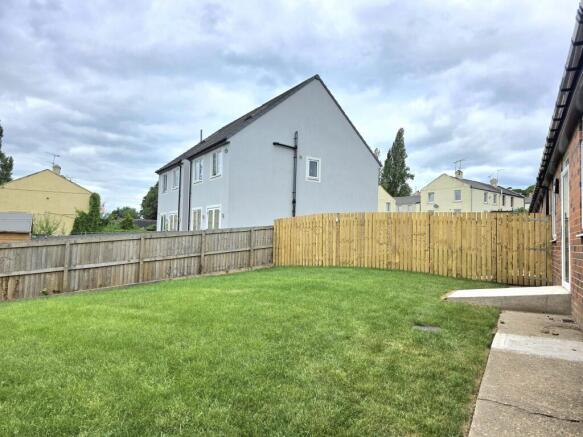 2 bed Semi-Detached Bungalow to rent Image 6