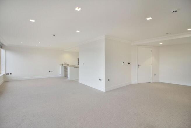 3 bed Apartment to rent Image 6