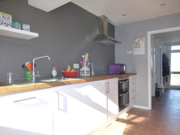 KITCHEN (Photo 2)
