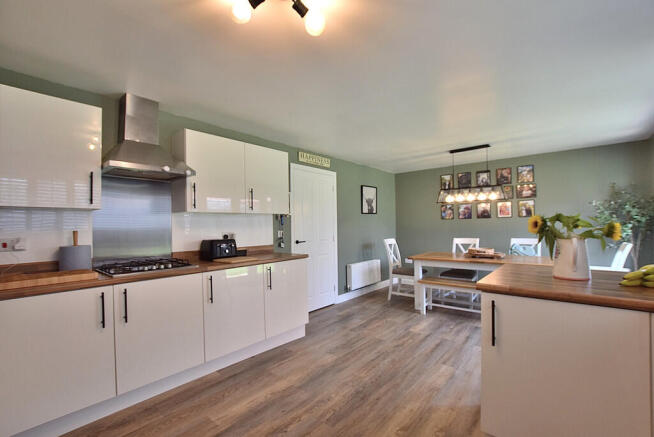 4 bed Detached for sale Image 10