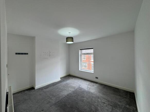 2 bed End of Terrace to rent Image 5