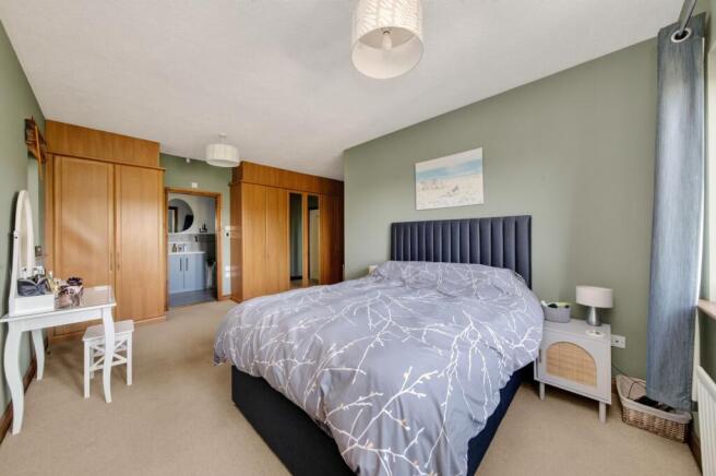 5 bed Detached for sale Image 10