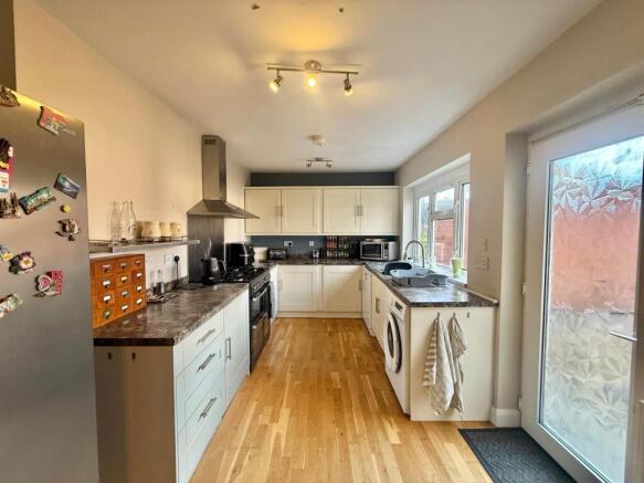 6 bed Semi-Detached for sale Image 4