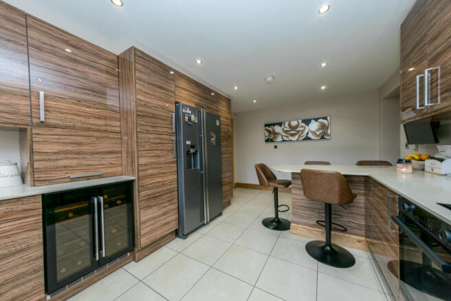 5 bed Detached for sale Image 6