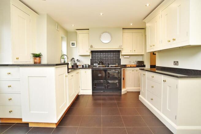 4 bed Semi-Detached for sale Image 9