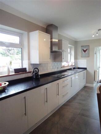 KITCHEN/DINING ROOM: