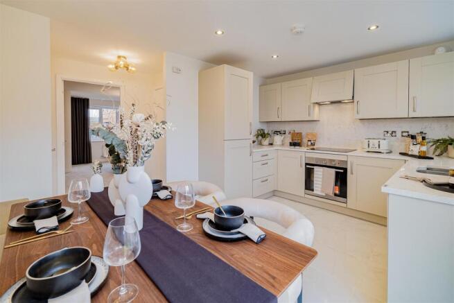 4 bed Semi-Detached to rent Image 7