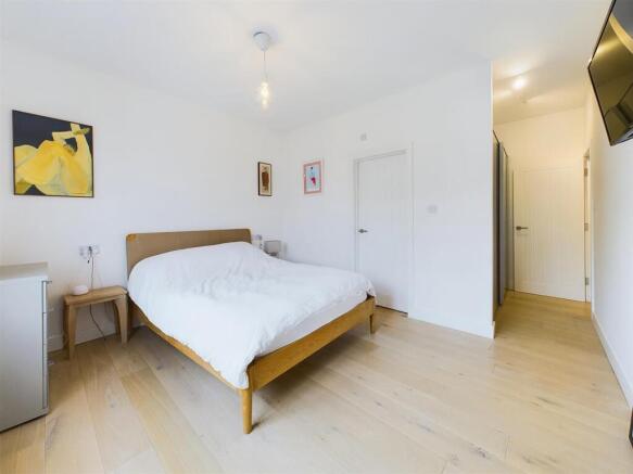 1 bed Apartment to rent Image 12