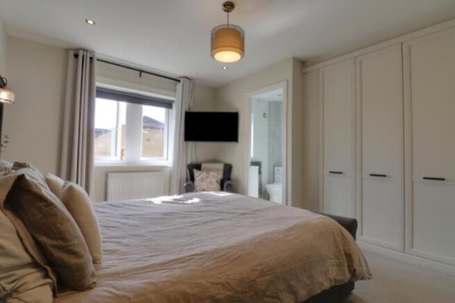 4 bed Detached for sale Image 11