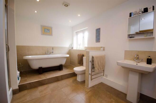 EN-SUITE BATHROOM