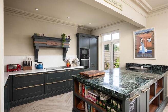 5 bed Semi-Detached for sale Image 3