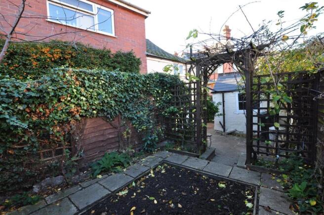 131 Court Road - garden.jpg