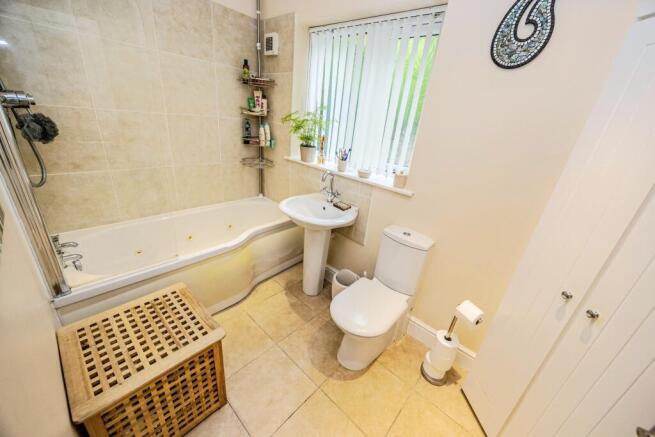 4 bed Detached for sale Image 11