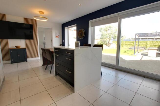 4 bed Detached for sale Image 6