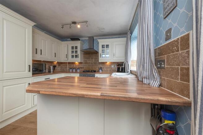 3 bed Semi-Detached for sale Image 8