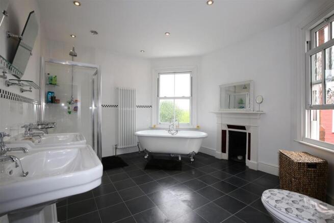FAMILY BATHROOM 1