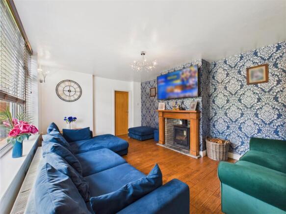 5 bed Detached for sale Image 4