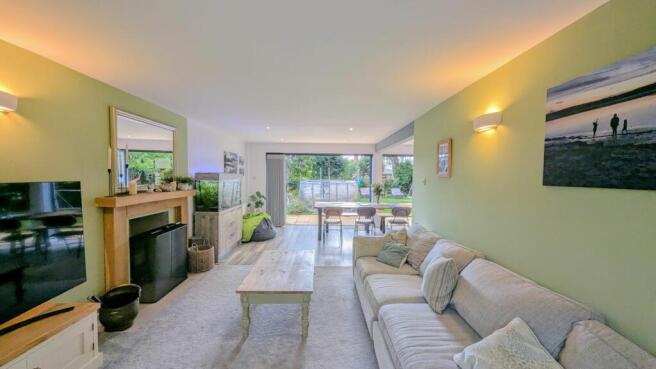Lounge/Dining Area