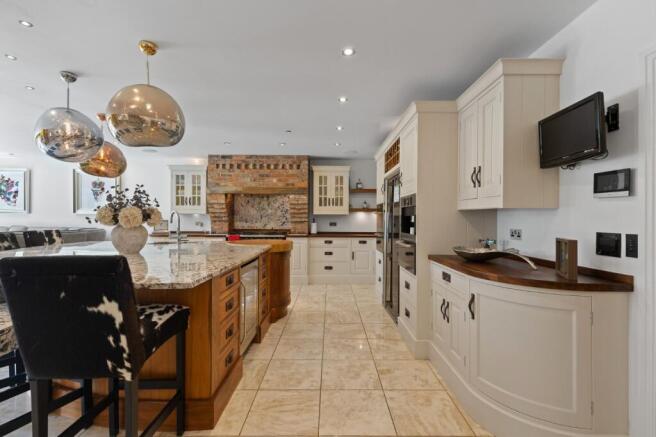 6 bed Detached for sale Image 11