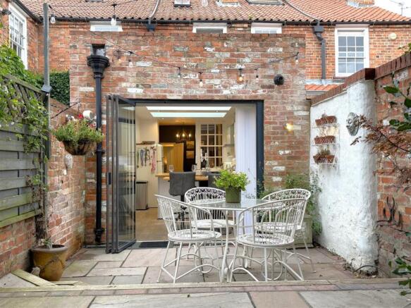 Outdoor Entertainment Area With Bi-Folds 774