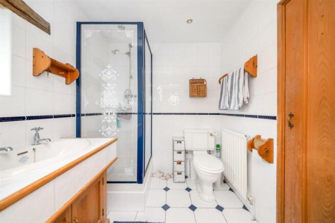 EN-SUITE SHOWER ROOM
