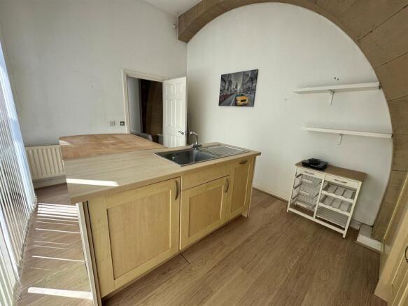 2 bed Apartment to rent Image 6
