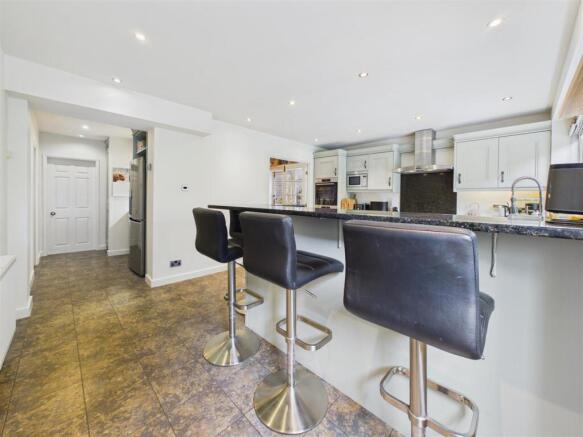 4 bed Detached for sale Image 8