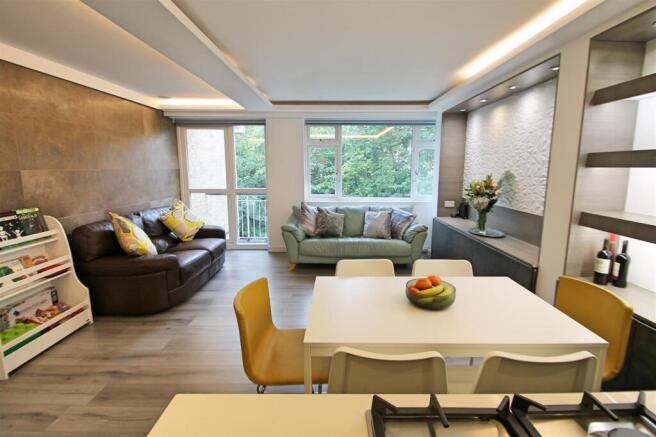 Lounge/Dining Room:
