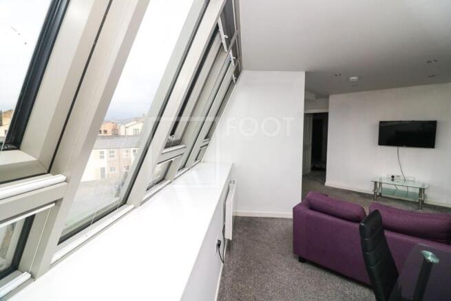 2 bed Apartment to rent Image 6