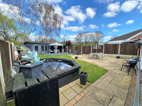 Beautiful Enclosed Rear Garden 136