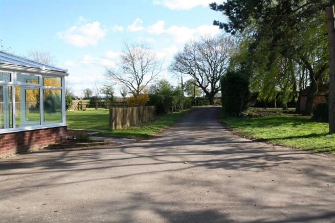 rosecottage,1drive1.JPG