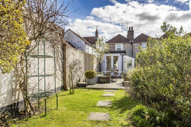 100 Oving Road, Chic