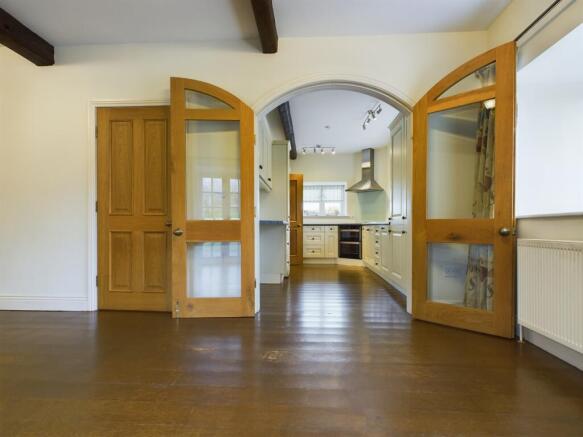 5 bed Semi-Detached to rent Image 6