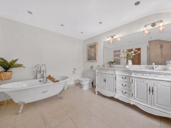5 bed Detached for sale Image 10