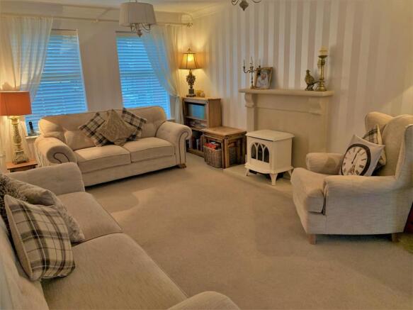 32 Claypole Mead, Chippenham - 2.jpg