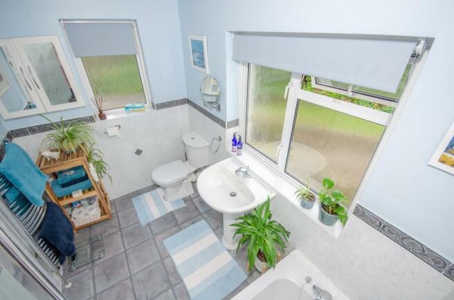 Bathroom pic 2.jpg