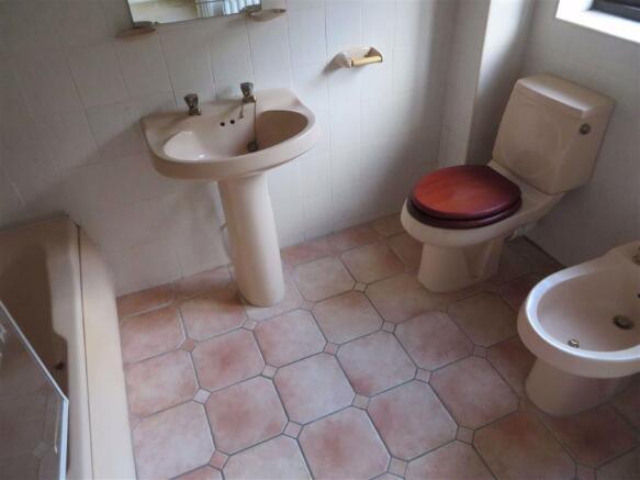 EN-SUITE BATHROOM