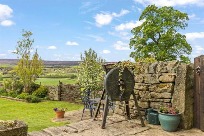 5 bed Detached for sale Image 4