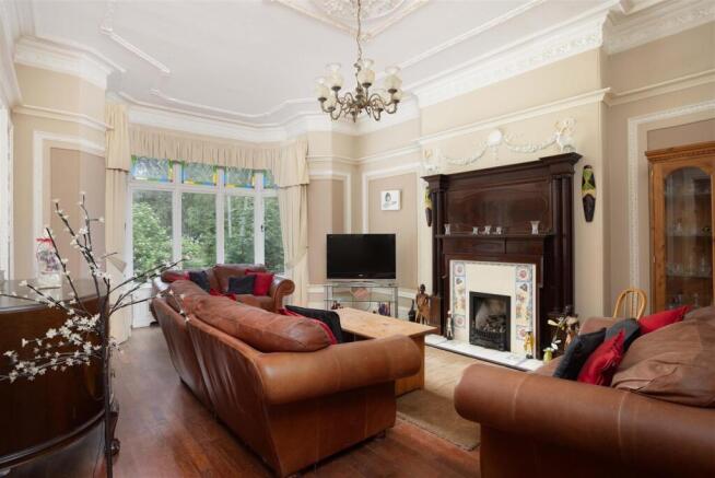 6 bed Detached for sale Image 5